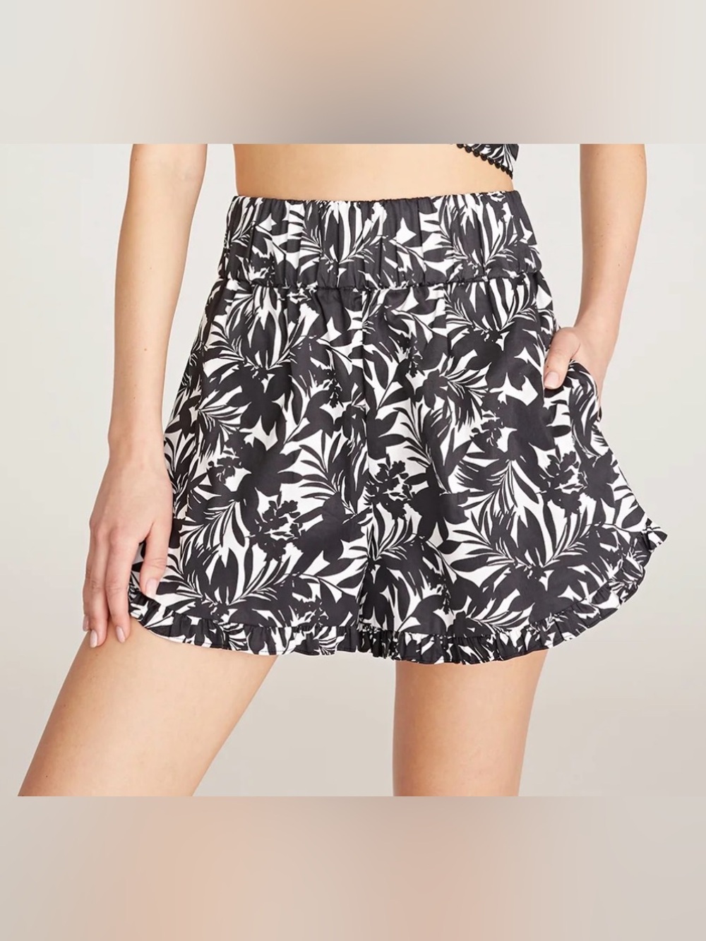 NWT AMUR Serenity Floral Palm Ruffle Shorts Size S Black White